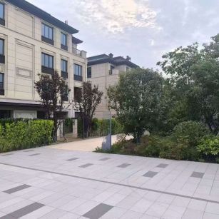 辽阳 芝麻白与芝麻白搭配铺装，尺寸1200*600