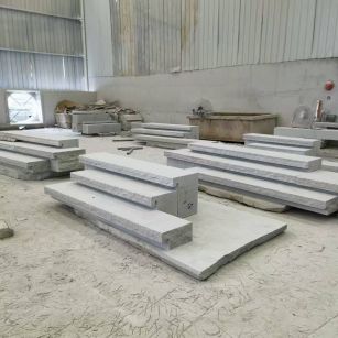 辽阳 整石台阶（大面火烧+侧面自然面），出货前厂内拼装