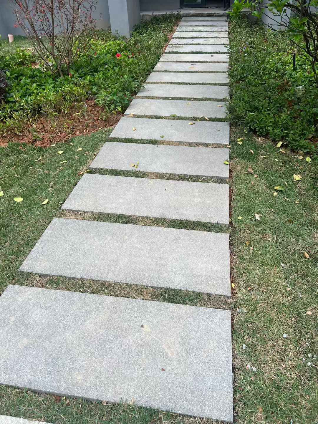 辽阳 芝麻黑小区踏步、汀步石铺装效果