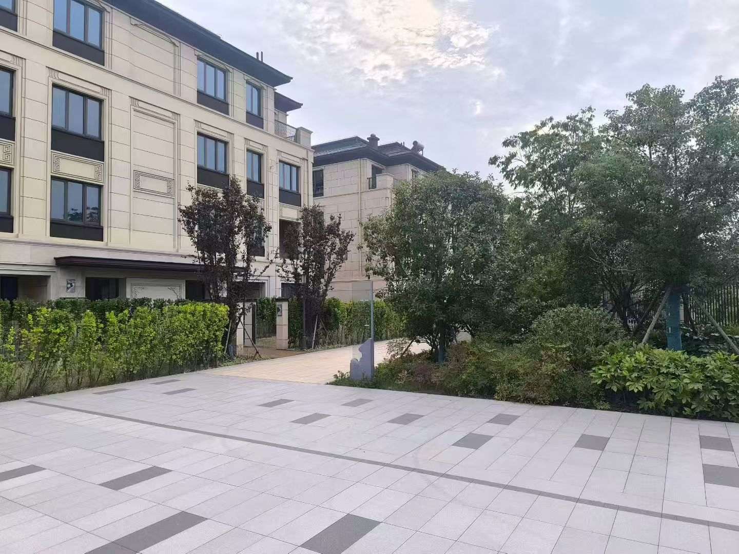 辽阳 芝麻白与芝麻白搭配铺装，尺寸1200*600