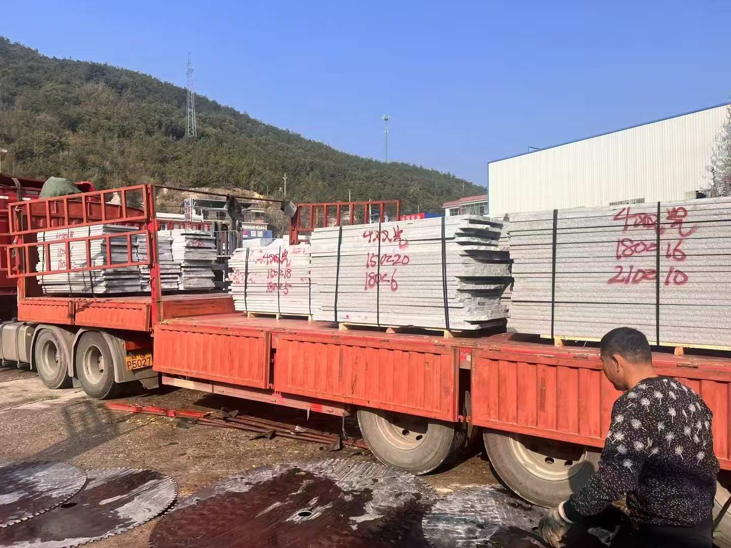 辽阳 芝麻灰花岗岩光面毛板出货日常